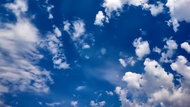 Nuages se déplaçant dans le ciel. Délais impartis. — Video