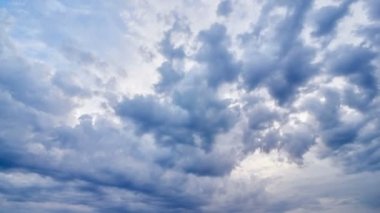 Gün batımında destansı tropikal bulutlar. 4K Zaman Çizelgesi.