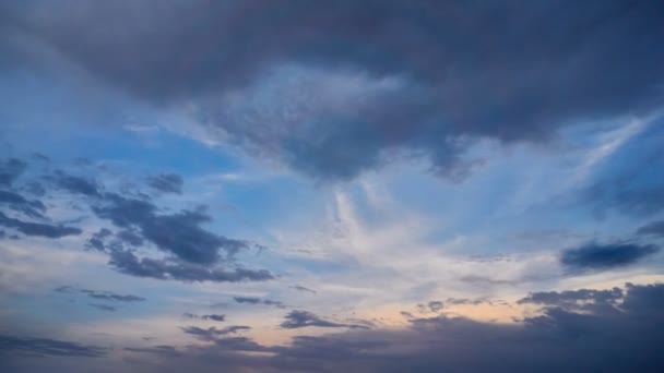 Nuvole tropicali di tempesta epiche al tramonto. Timelapse 4K. — Video Stock