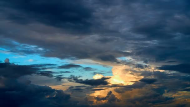 Tempête épique nuages tropicaux au coucher du soleil. 4K Timelapse. — Video