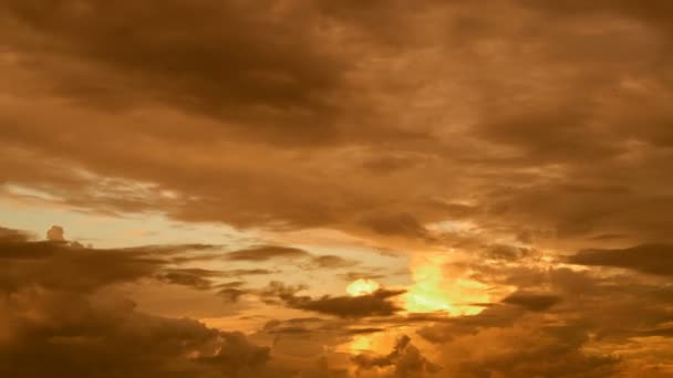 Епічні штормові хмари на заході сонця. 4K Timelapse. — стокове відео