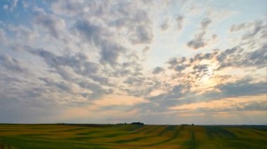 Dağ bulutlarının hava görüntüsü zamanaşımı