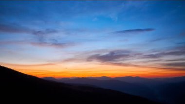 Dağın üzerinden gün batımının manzarası.