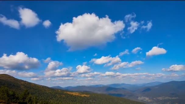 Время воздушного обзора горных облаков — стоковое видео