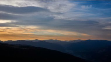 Dağın üzerinden gün batımının manzarası.