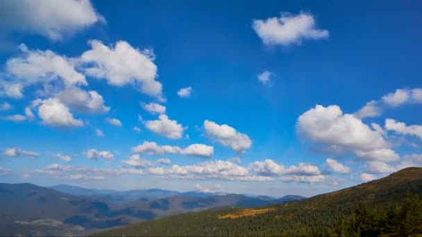 Время воздушного обзора горных облаков — стоковое видео