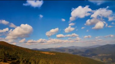 Dağ bulutlarının zaman atlamasını görüntüle