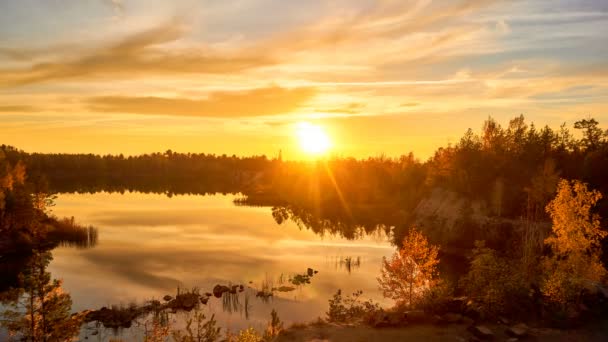 Puesta de sol en el lago de piedra de basalto de otoño. Paisaje en la tarde montaña noche iluminación. — Vídeos de Stock