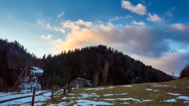 Landschap bergpanorama bovenaanzicht. Natuur lente reizen schilderachtige tijd verval. — Stockvideo