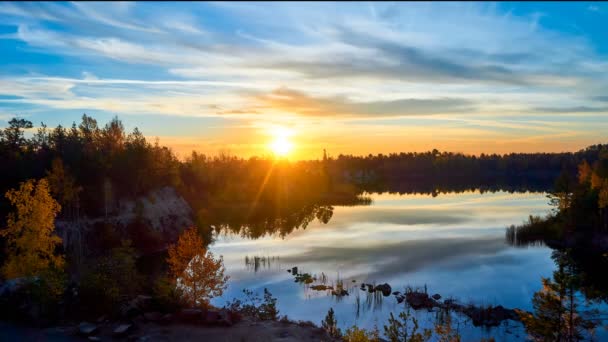 Sonnenuntergang auf dem Herbstsee aus Basaltstein. Landschaft am Nachmittag Bergabend Illumination. — Stockvideo