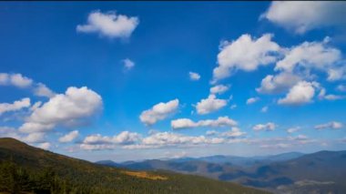 Dağ bulutlarının hava görüntüsü zamanaşımı