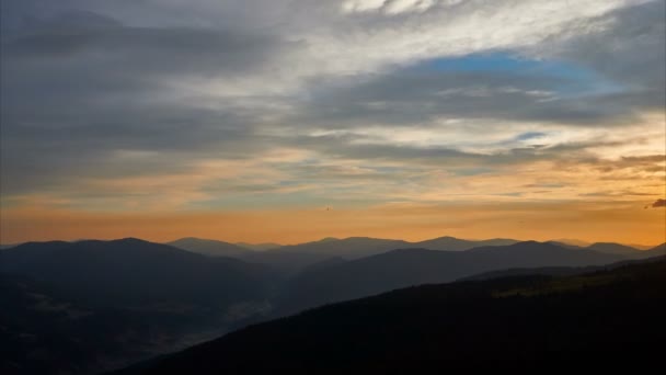 Τοπίο άποψη του ηλιοβασιλέματος πάνω από το βουνό. — Αρχείο Βίντεο