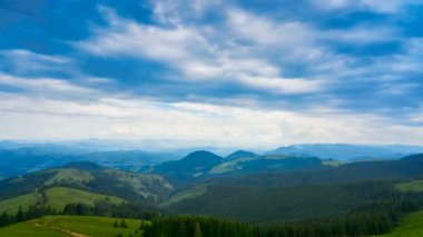 Dağlardaki yaz manzarası ve bulutlu koyu mavi gökyüzü.