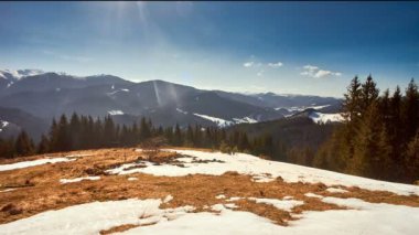 Manzaralı dağ manzarası. Doğal bahar seyahati manzaralı zaman atlaması.