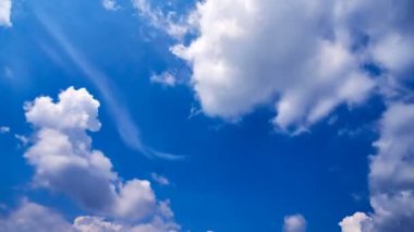 Mavi gökyüzünde hareket eden güzel beyaz bulutlar. Zaman Kucakları hareket halinde. Video ekran koruyucu için arkaplan.