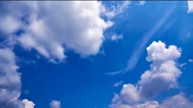 Mavi gökyüzünde hareket eden güzel beyaz bulutlar. Zaman Kucakları hareket halinde. Video ekran koruyucu için arkaplan.