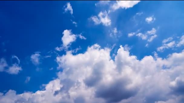 Lindas nuvens brancas se movem através do céu azul. Time Laps composição em movimento. Fundo para screensaver vídeo . — Vídeo de Stock