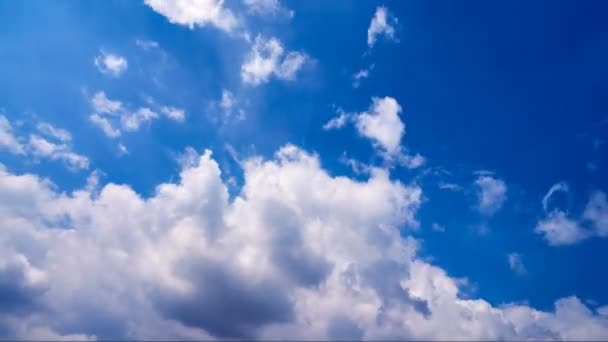 Belle nuvole bianche si muovono attraverso il cielo blu. Tempo Giri composizione in movimento. Sfondo per video screensaver. — Video Stock