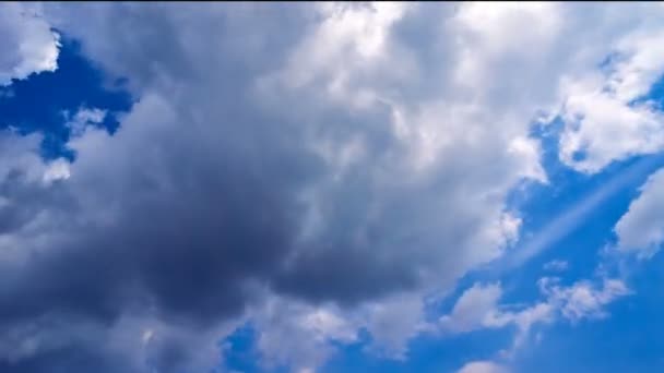 Красиві білі хмари рухаються по блакитному небу. Час зупиняє композицію в русі. Фон для зберігача відео . — стокове відео