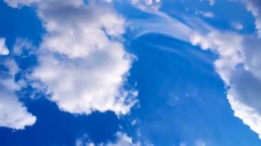 Mavi gökyüzünde hareket eden güzel beyaz bulutlar. Zaman Kucakları hareket halinde. Video ekran koruyucu için arkaplan.
