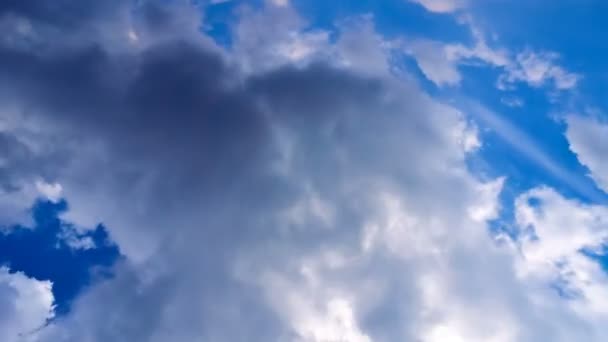 Piękne białe chmury poruszają się po błękitnym niebie. Czas okrąża kompozycję w ruchu. Tło wygaszacza ekranu wideo. — Wideo stockowe