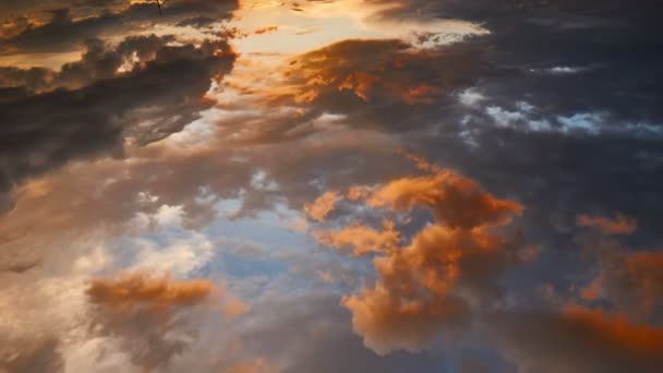 Драматичний захід сонця небо з золотими хмарами . — стокове відео