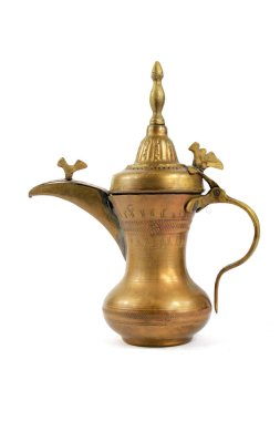 Beyaz arka plan üzerinde ilginç antika antika gümüş çaydanlık çaydanlık