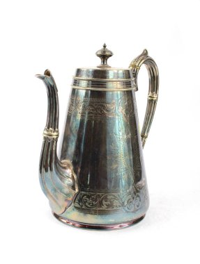 Beyaz arka plan üzerinde ilginç antika antika gümüş çaydanlık çaydanlık