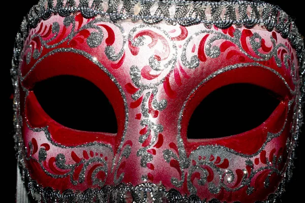 Venezianische Maskerade Rote Und Silberne Ballmaske Auf Schwarzem Hintergrund — Stockfoto