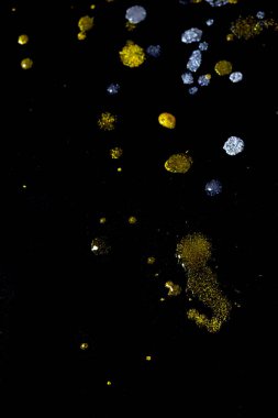 Metalik renkli boya Drips Splatters ve arka plan için noktalar