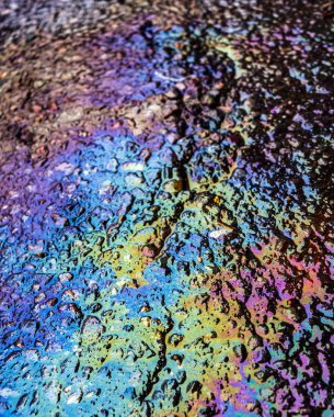 Gökkuşağı sıvı Petrol kirliliği kaçak asfalt yolda