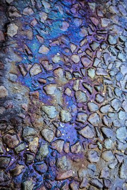 Gökkuşağı sıvı Petrol kirliliği kaçak asfalt yolda