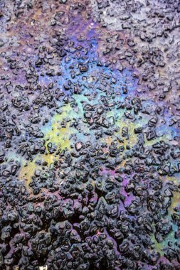 Gökkuşağı sıvı Petrol kirliliği kaçak asfalt yolda