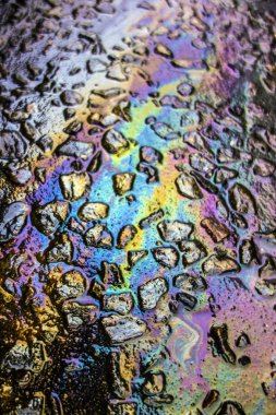 Gökkuşağı sıvı Petrol kirliliği kaçak asfalt yolda