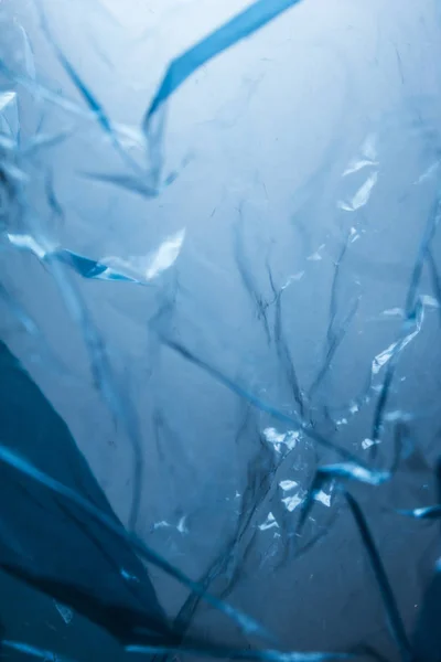 Пластиковый Шини Вид Сквозь Абстрактный Синий Фон — стоковое фото