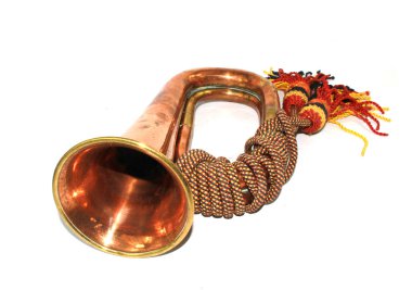 Beyaz arka plan üzerinde pirinç ve bakır küçük boru alet