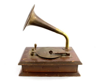 Beyaz zemin üzerinde bir Vintage ve antika ahşap küçük gramofon kaydı oyuncu