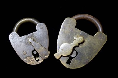 Siyah arka plan üzerine paslı eski antika asma kilit