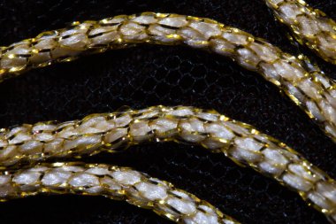 Siyah zemin üzerine altın dikiş hatları