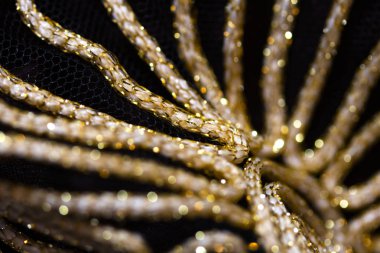 Siyah zemin üzerine altın dikiş hatları