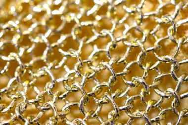 Yakın kadar olan altın kumaş zincir dikiş posta