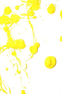 Beyaz zemin üzerine sarı boya dağınık çizgileri