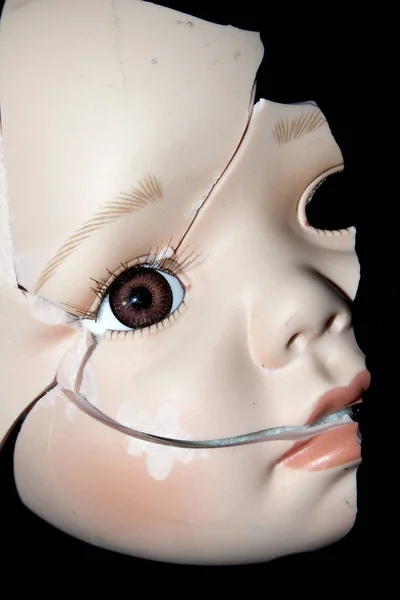 Rotto Bambola Testa Faccia Sfondo Nero — Foto Stock