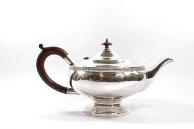 Beyaz Arka Plan Vintage Metal Süslü Çaydanlık