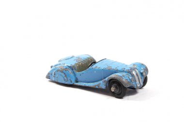 Beyaz Arka Plan Vintage Oyuncak Yarış Arabaları