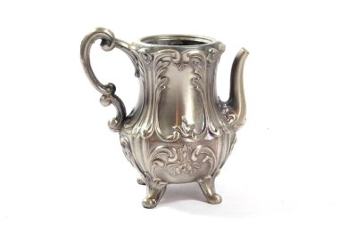 Beyaz Arka Plan Vintage Metal Süslü Çaydanlık