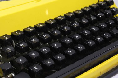 Beyaz Arka Plan üzerine Retro Sarı Daktilo