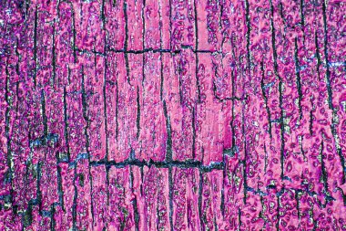 Ağır Yıpranmış ve Çatlak Boyalı Ahşap Kapının Kapatılması