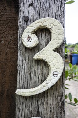 Sıkıntılı Durum Tipografisi 'nde Yazılı Sözcükler 3 Numara Bulundu