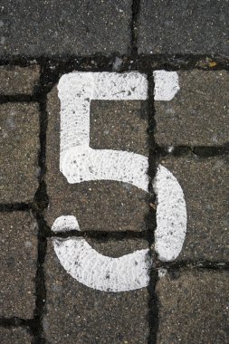 Sıkıntılı Durum Tipografisi 'nde Yazılı Sözcükler 5 Numara Bulundu